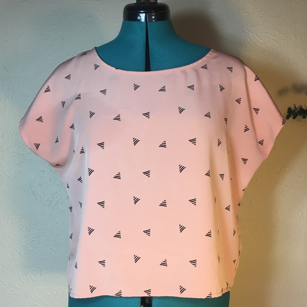 Boxy blouse in 80's print with back button detail